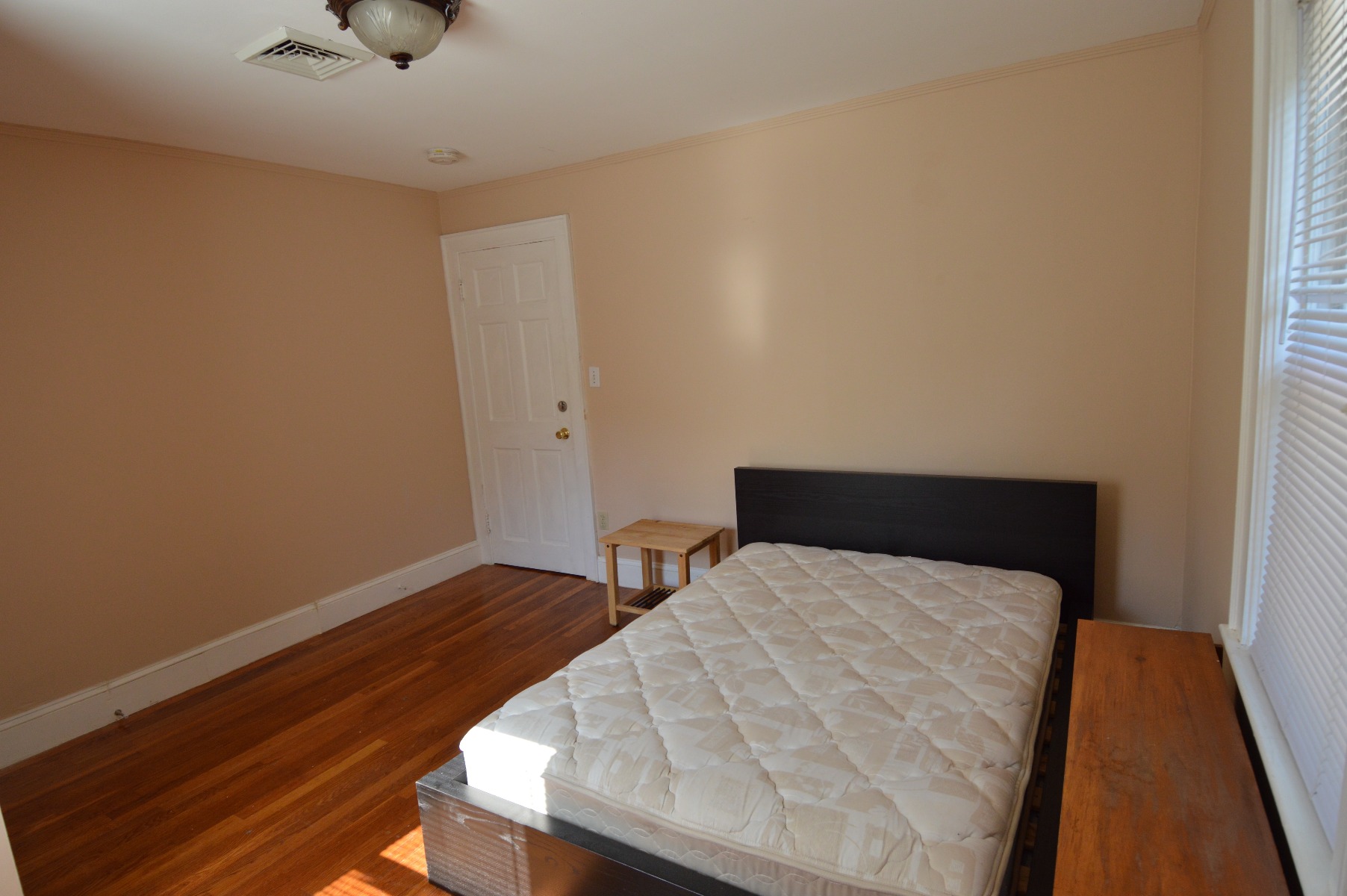 7 bed, 2.5 bath apartment for rent at 52 Lane Park Unit House, Brighton — photo 5 of 8