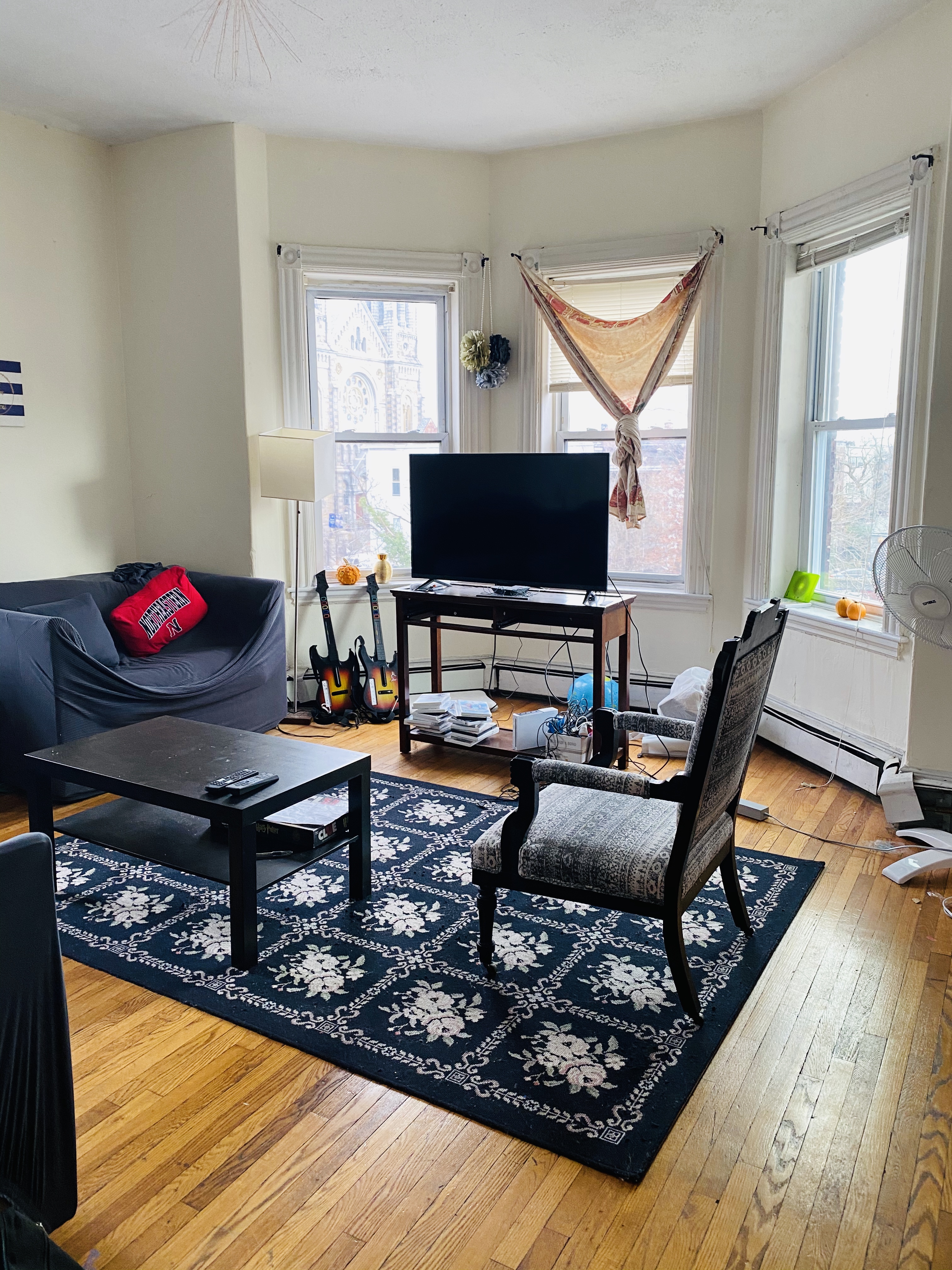 4 bed, 1 bath apartment for rent at 137 Saint Alphonsus St Unit 3, Mission Hill — photo 2 of 11