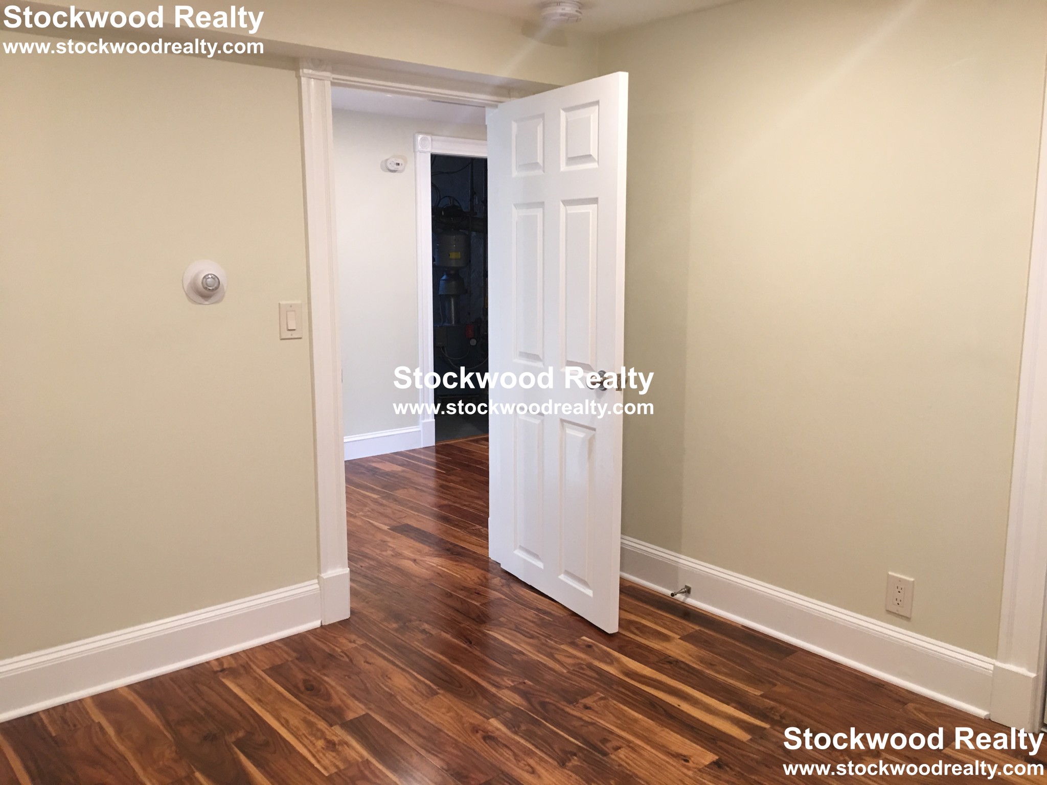 https://ygl-photos.s3.us-west-004.backblazeb2.com/10459W5edb2b5eaf88f.jpg