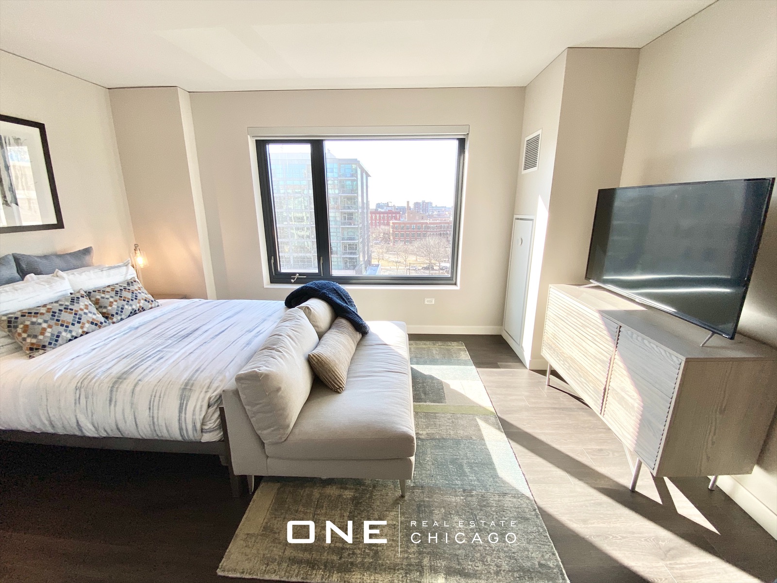 209 South Peoria - 2,400USD / month