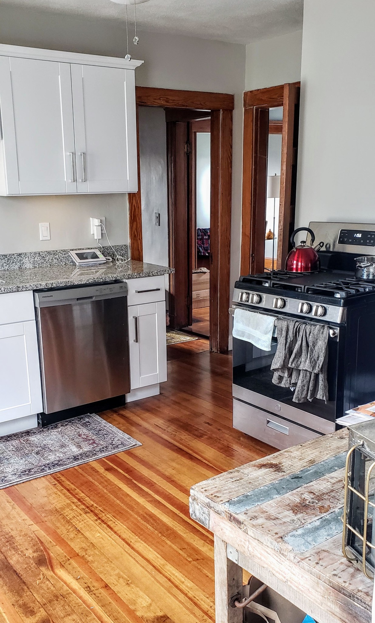 2 bed, 1 bath apartment for rent at 10 Mortimer Pl Unit 1, Winter Hill — photo 3 of 10