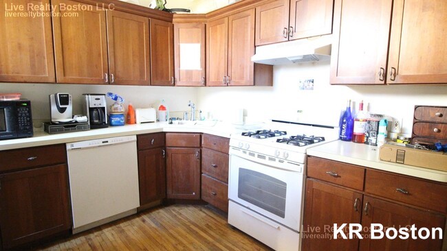 6 bed, 2.5 bath apartment for rent at 73 Allston St, Allston — photo 2 of 24