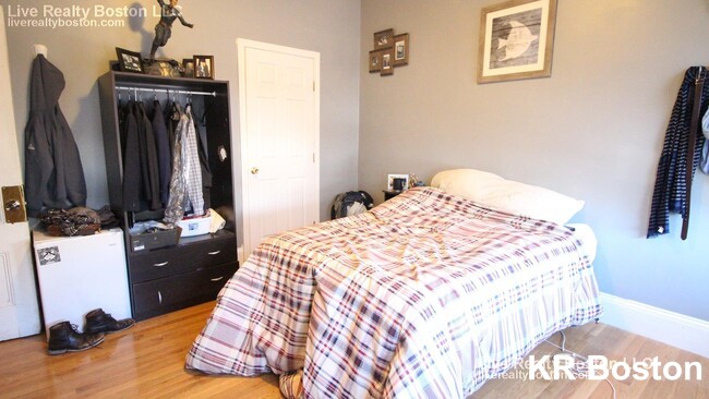 6 bed, 2.5 bath apartment for rent at 73 Allston St, Allston — photo 3 of 24