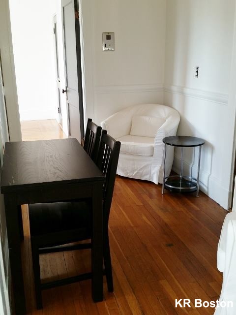 1 split bed, 1 bath apartment for rent at 1139 Commonwealth Ave Unit 22, Allston