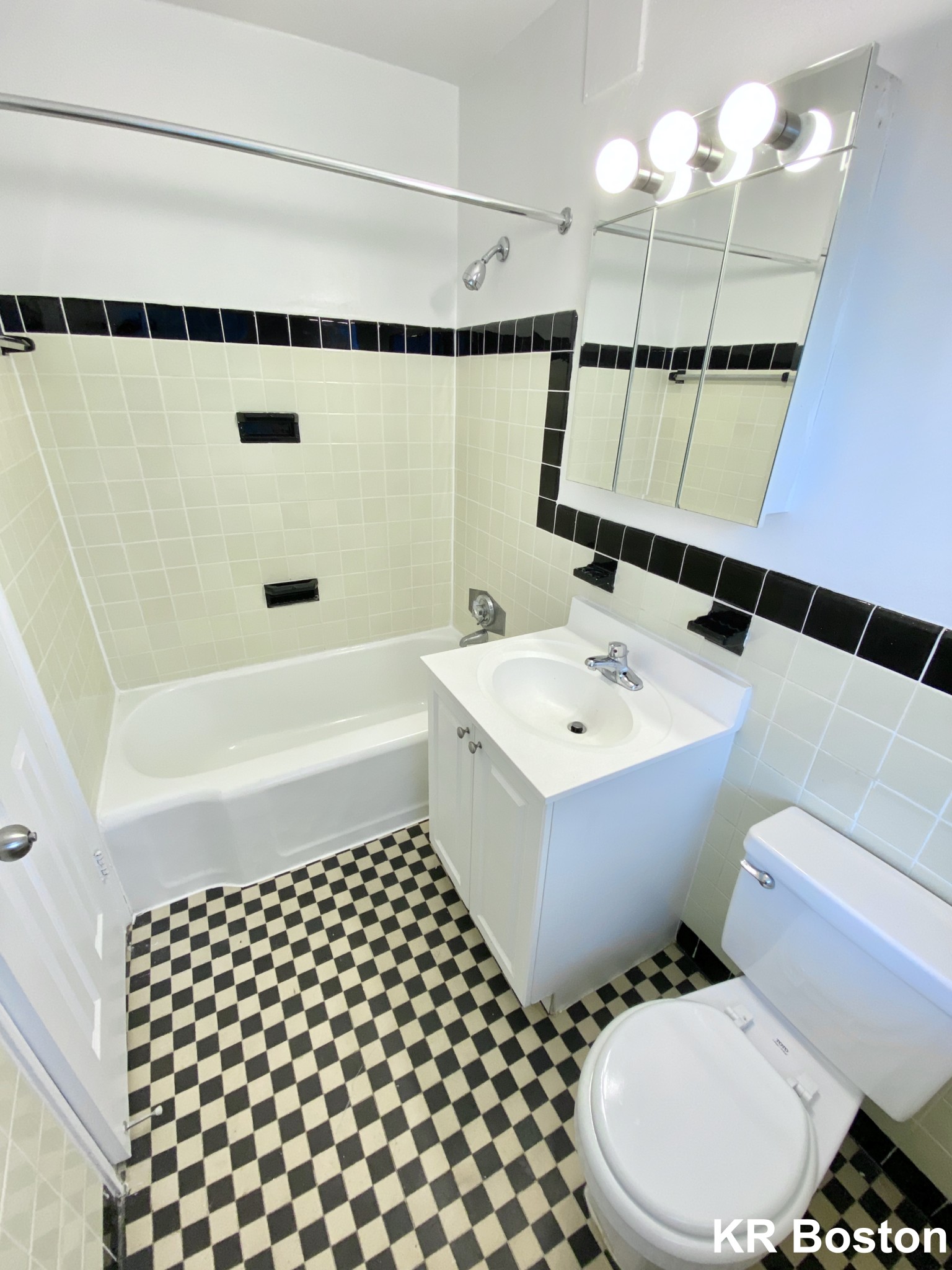 1 bed, 1 bath apartment for rent at 73 Sherman Rd, Brookline — photo 2 of 19