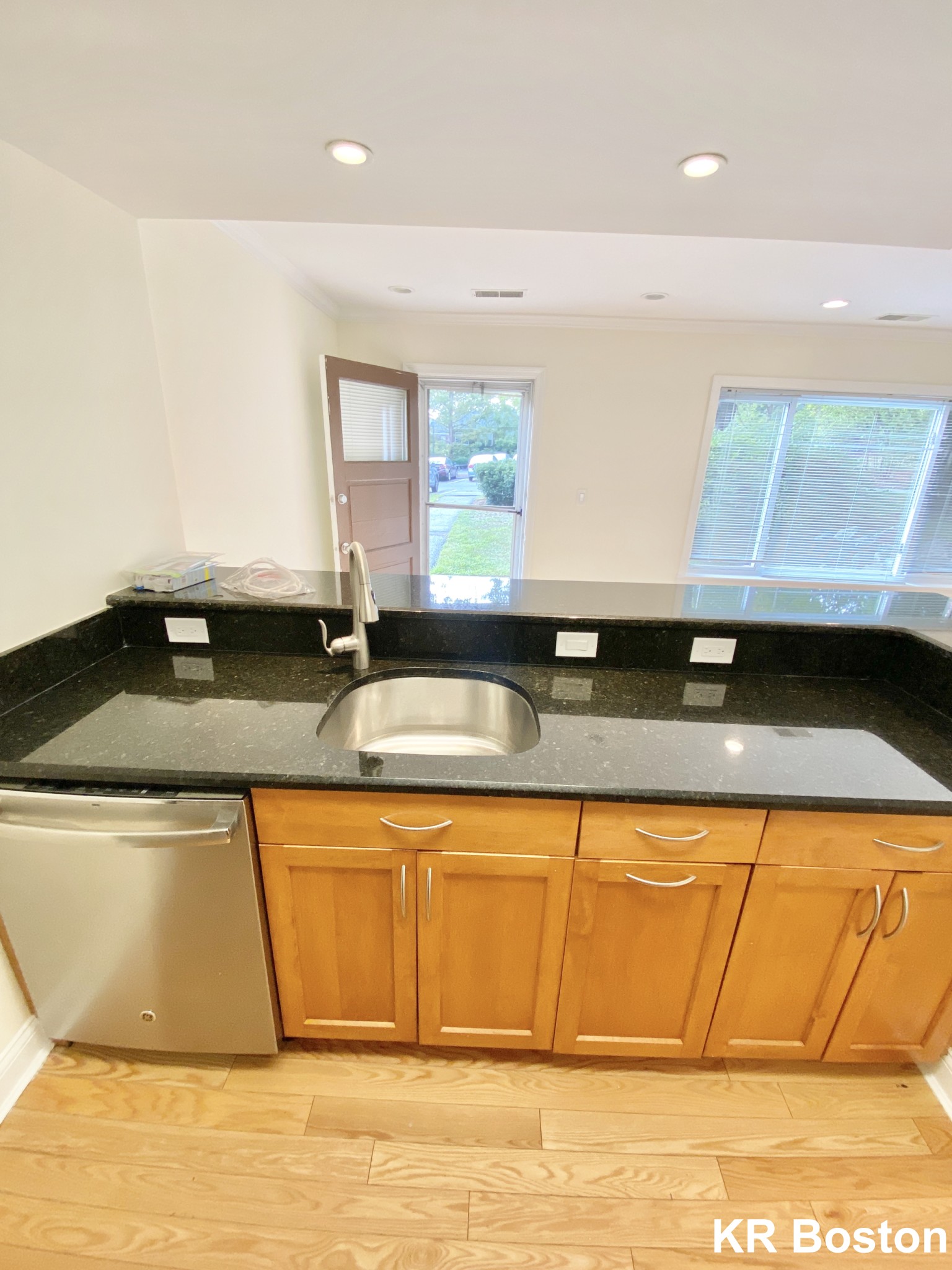 2 bed, 1.5 bath apartment for rent at 515 Vfw Pkwy, Brookline — photo 3 of 14