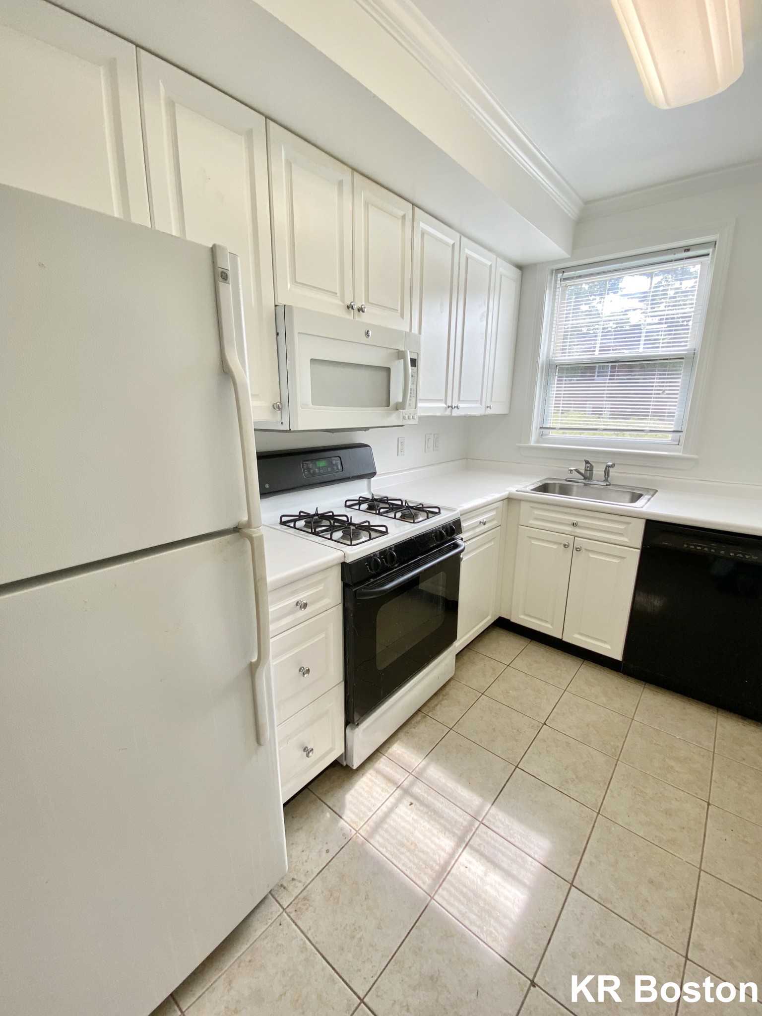1 bed, 1 bath apartment for rent at 71 Gerry, Brookline