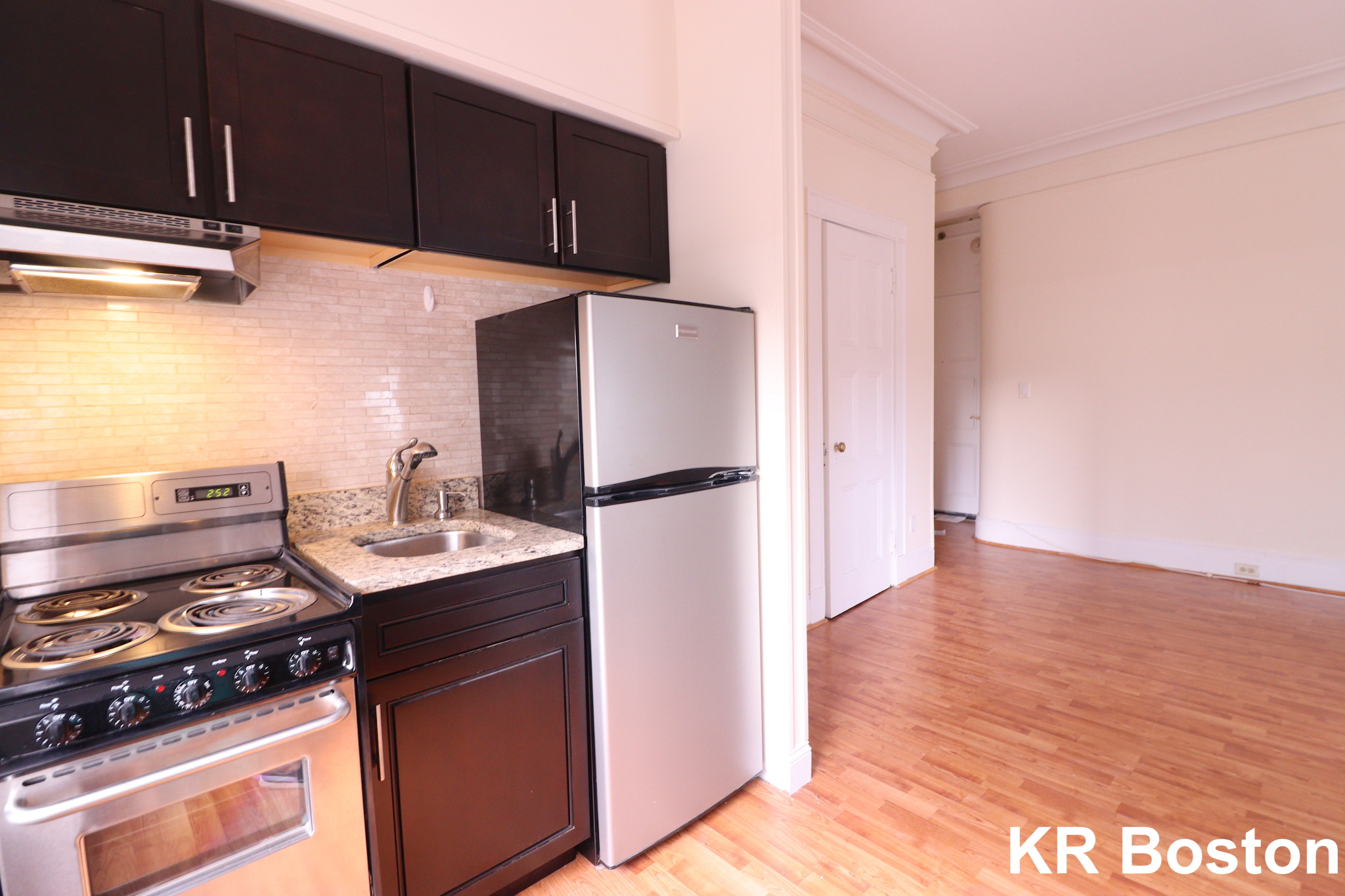 Studio bed, 1 bath apartment for rent at 62 Boylston St Unit 825, Back Bay — photo 3 of 9