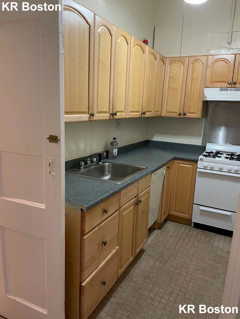 1 bed, 1 bath apartment for rent at 172 Marlborough St Unit 2R, Boston — photo 5 of 8