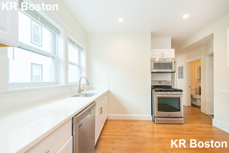3 bed, 2 bath apartment for rent at 299-301 Alewife Brook Pkwy, Somerville — photo 2 of 21