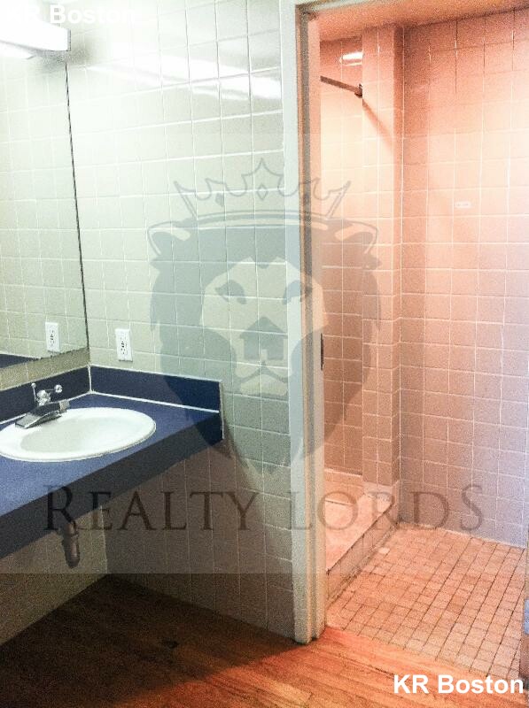 3 bed, 2 bath apartment for rent at 1110 Commonwealth Ave Unit 714, Allston — photo 46 of 53