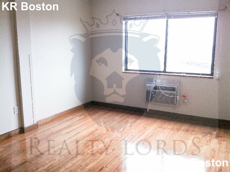 3 bed, 2 bath apartment for rent at 1110 Commonwealth Ave Unit 714, Allston — photo 42 of 53