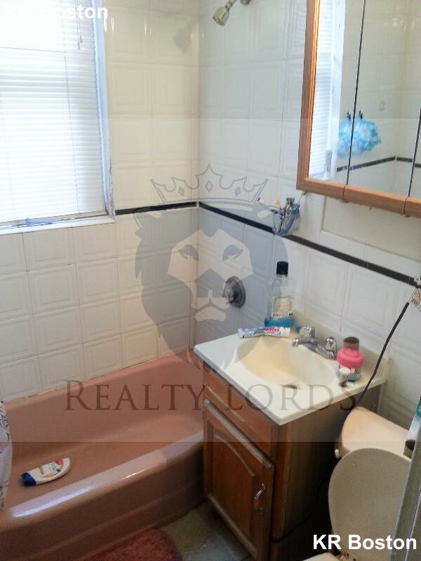 3 bed, 2 bath apartment for rent at 1142 Commonwealth Ave Unit 19, Brighton — photo 5 of 11