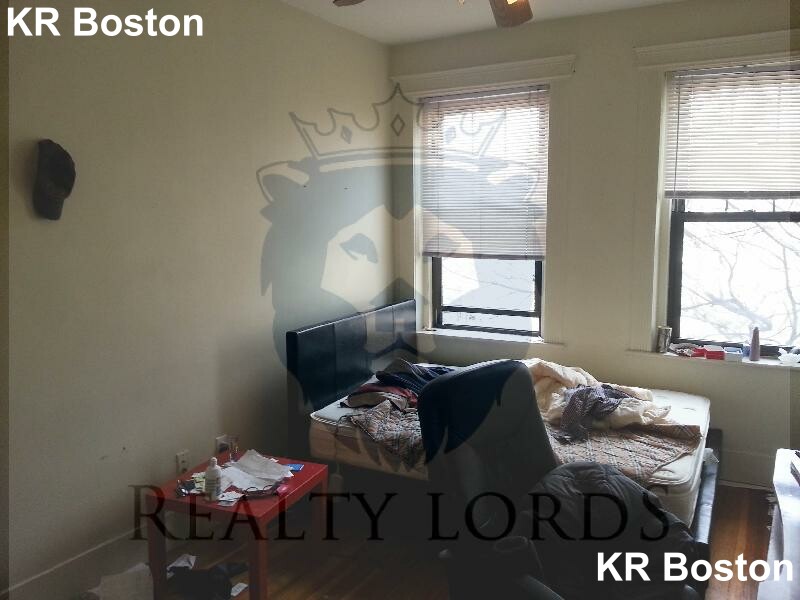 3 bed, 2 bath apartment for rent at 1142 Commonwealth Ave Unit 19, Brighton — photo 4 of 11