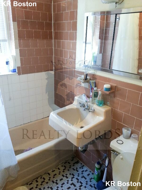 1 bed, 1 bath apartment for rent at 107 Gordon St Unit 9, Brighton — photo 2 of 7