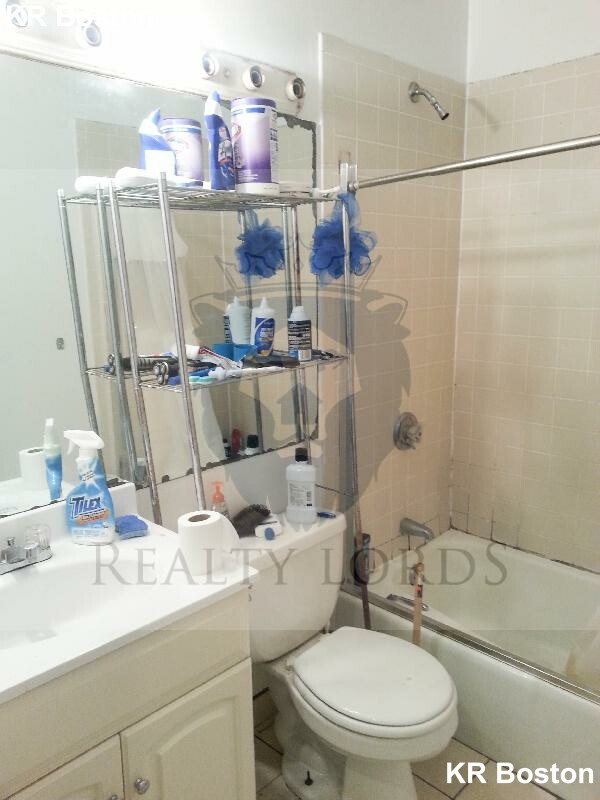 4 bed, 1 bath apartment for rent at 2118 Columbus Ave Unit 2, South End — photo 20 of 22