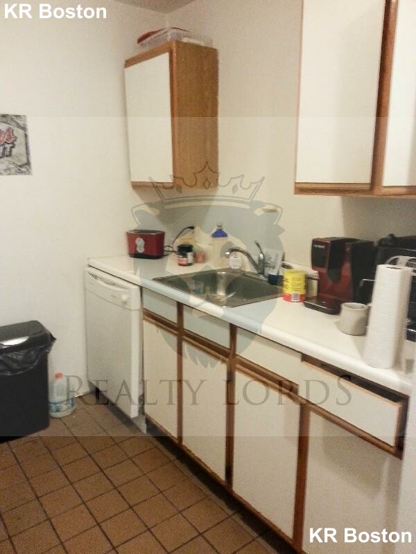 4 bed, 1 bath apartment for rent at 2118 Columbus Ave Unit 2, South End — photo 19 of 22