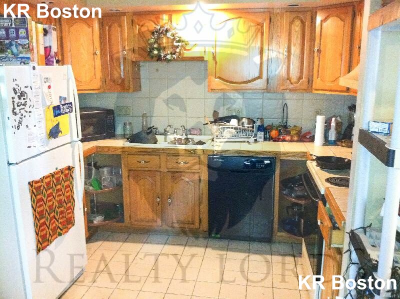 5 bed, 2 bath apartment for rent at 166 Auburn St Unit A, Central Square — photo 2 of 14
