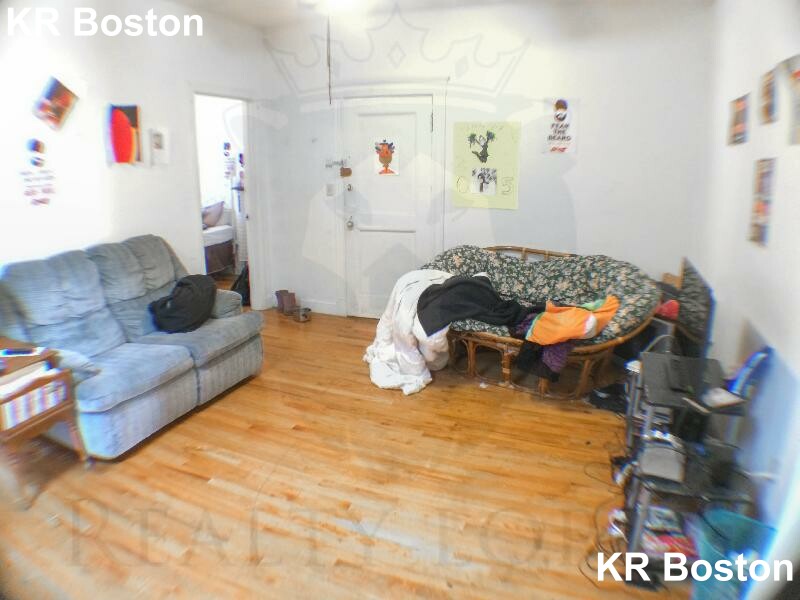 4 bed, 2 bath apartment for rent at 24 Cummings Rd Unit 6, Brighton — photo 2 of 7