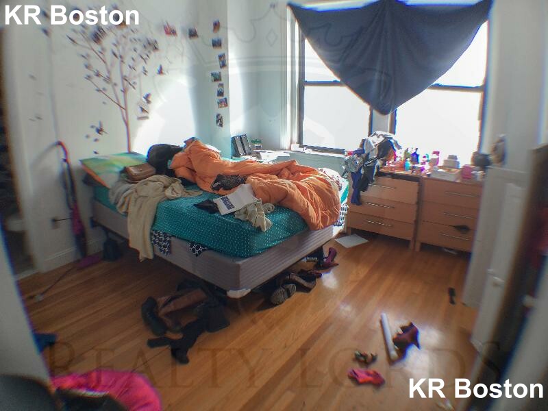 4 bed, 2 bath apartment for rent at 24 Cummings Rd Unit 6, Brighton — photo 3 of 7