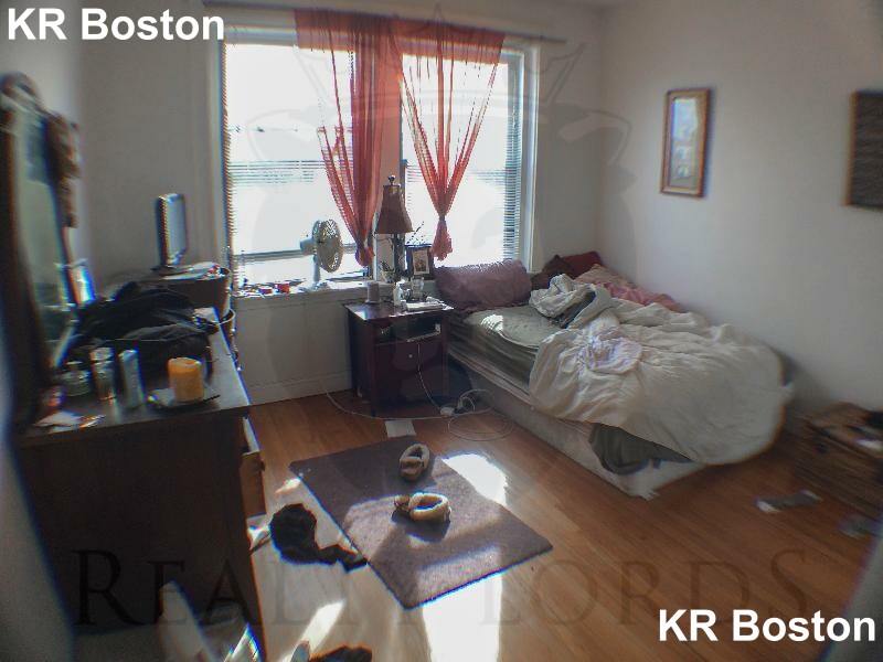 4 bed, 2 bath apartment for rent at 24 Cummings Rd Unit 6, Brighton — photo 4 of 7