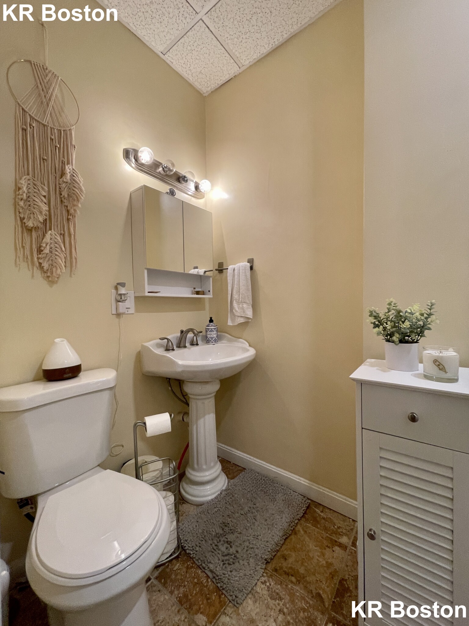 4 bed, 2 bath apartment for rent at 1890 Beacon Unit 3, Reservoir — photo 8 of 26