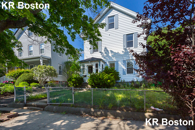 126 Monument St, Medford