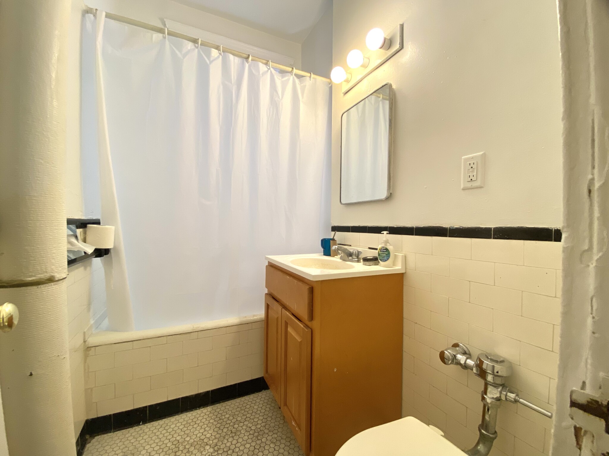 1687 Commonwealth Ave, Brighton