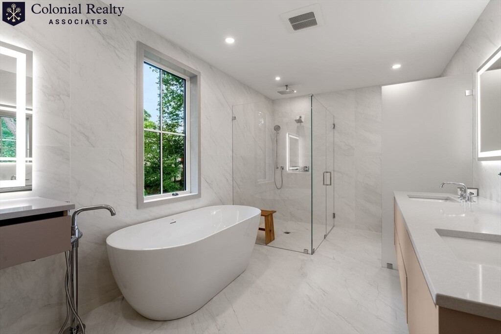 21 Redwood Rd, Newton Center