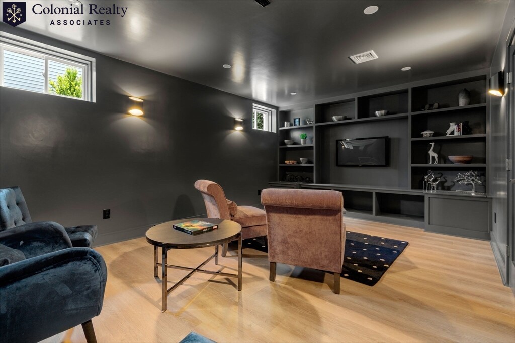 21 Redwood Rd, Newton Center