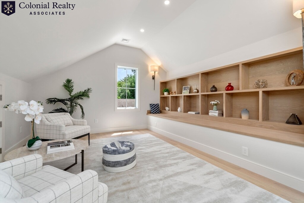 21 Redwood Rd, Newton Center