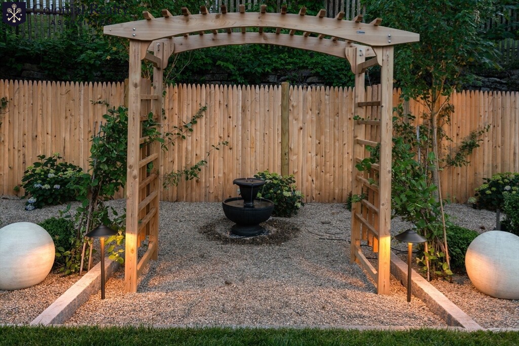 21 Redwood Rd, Newton Center