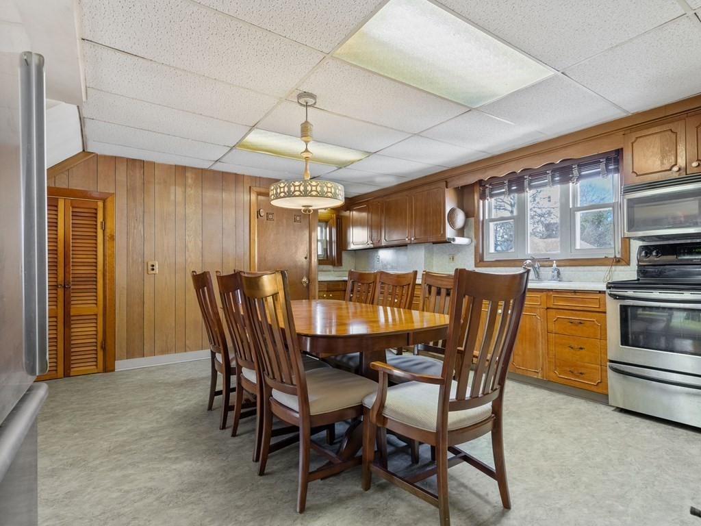 3 bed, 1 bath apartment for rent at 1759 North Shore Rd Unit 2, Revere — photo 2 of 6