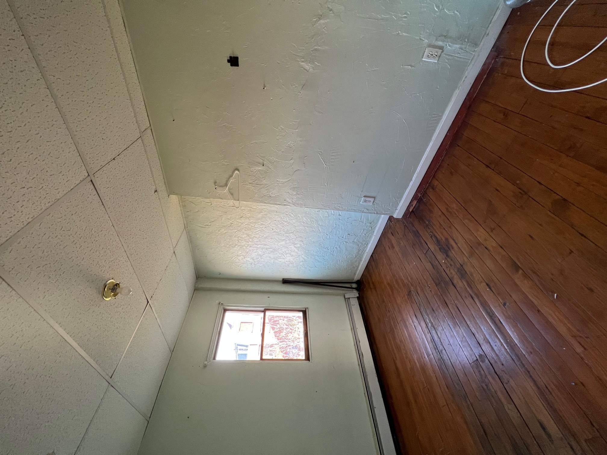 3 bed, 1 bath apartment for rent at 90 92 Maverick Unit 2, East Boston — photo 4 of 9