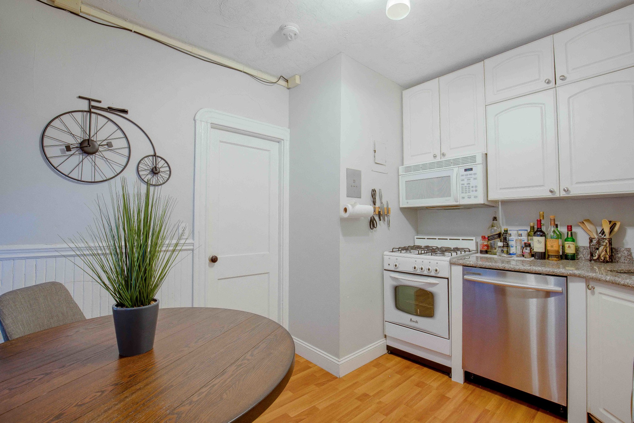 2.5 bed, 1.5 bath apartment for rent at 284 Cambridge St Unit 11, Beacon Hill — photo 1 of 20