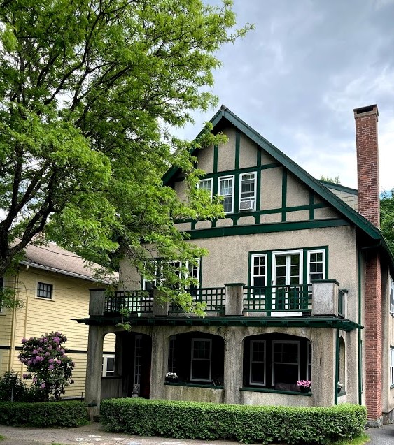 111 Sumner Rd, Brookline Hills