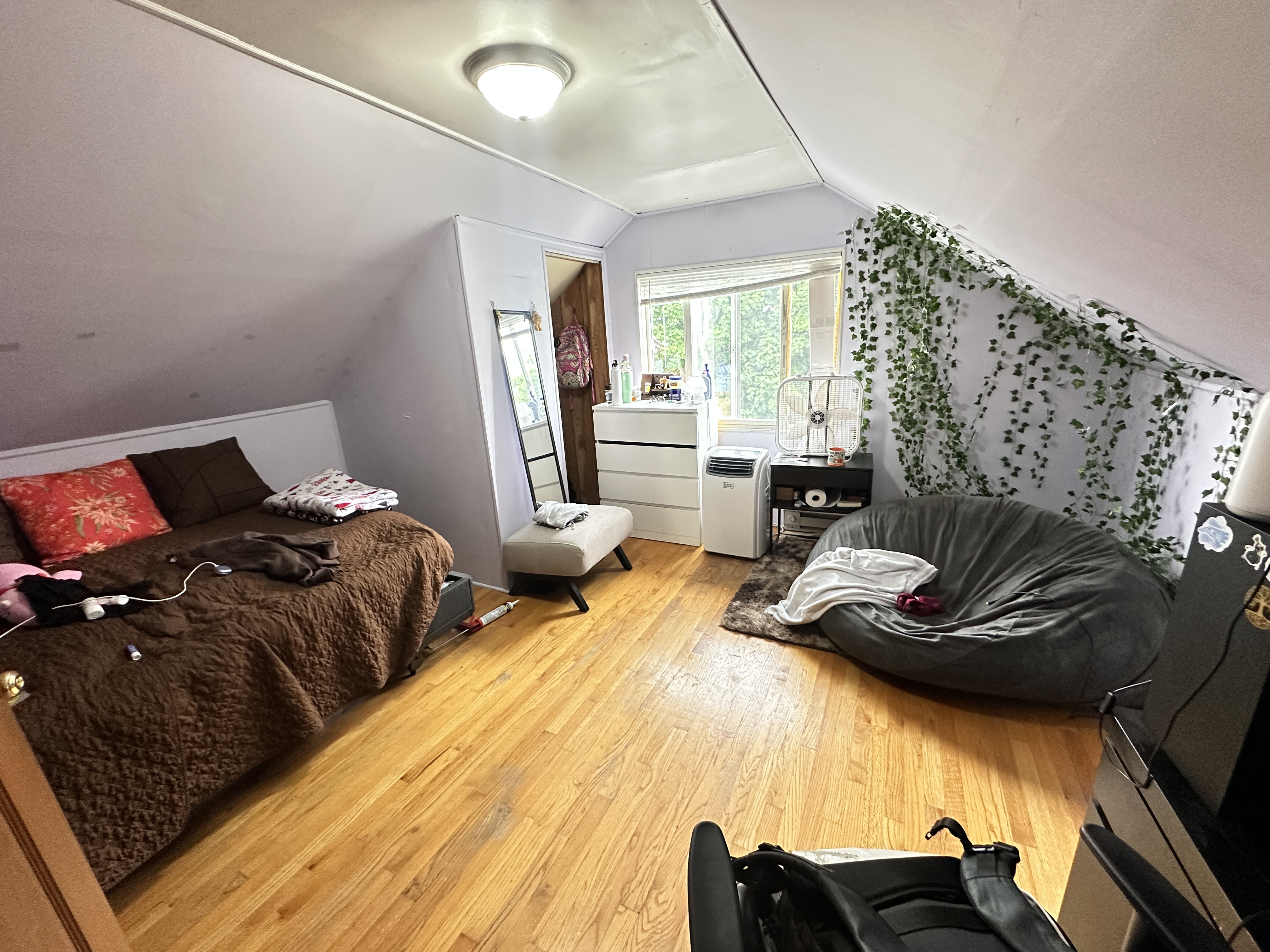 142 West Adams — Tufts