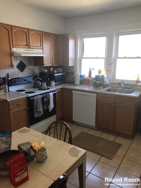 4 bed, 2 bath apartment for rent at 128 Washington St Unit 5, Brighton — photo 12 of 14
