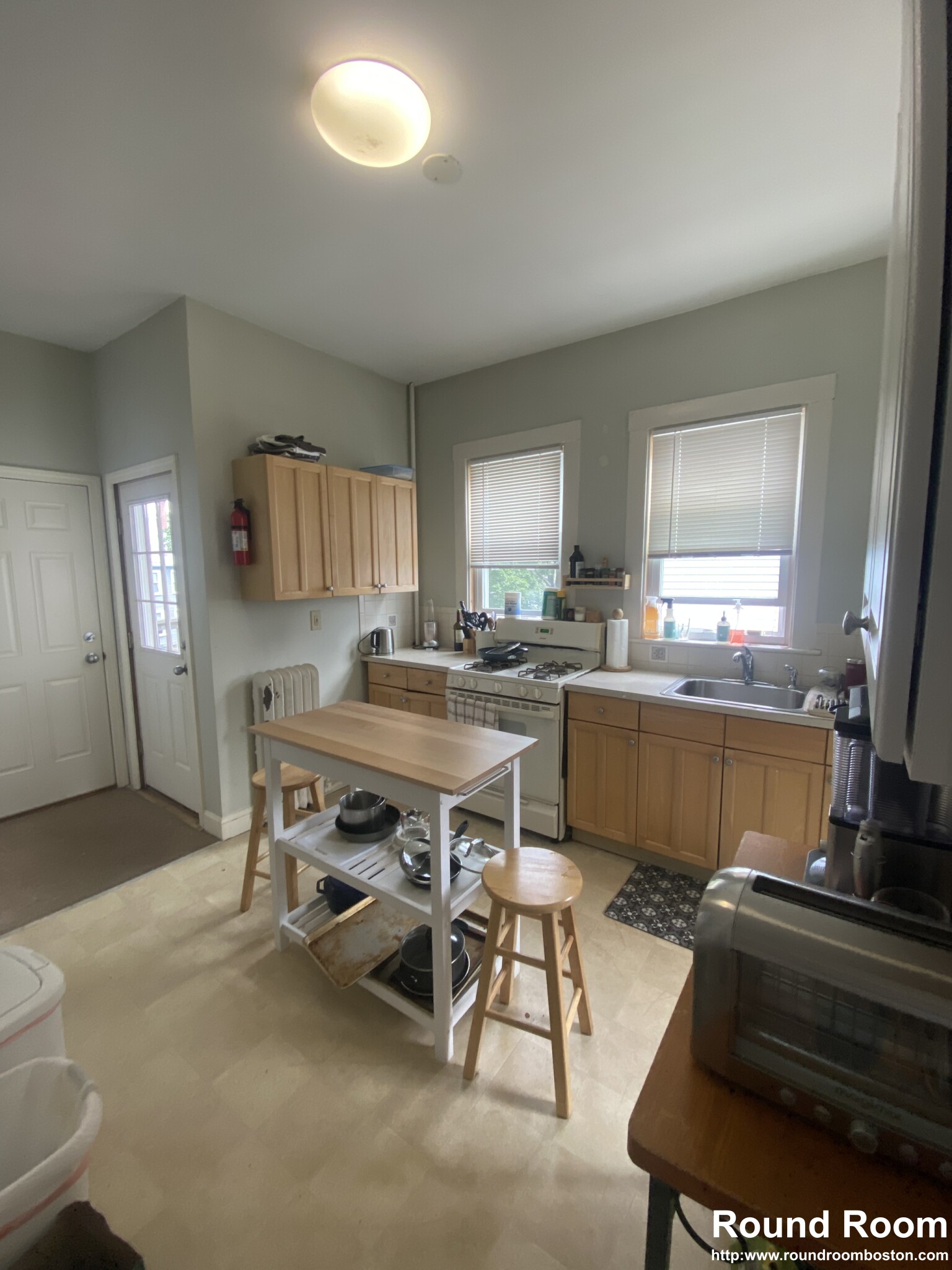 3 bed, 1 bath apartment for rent at 75 Easton St Unit 2, Allston — photo 3 of 5