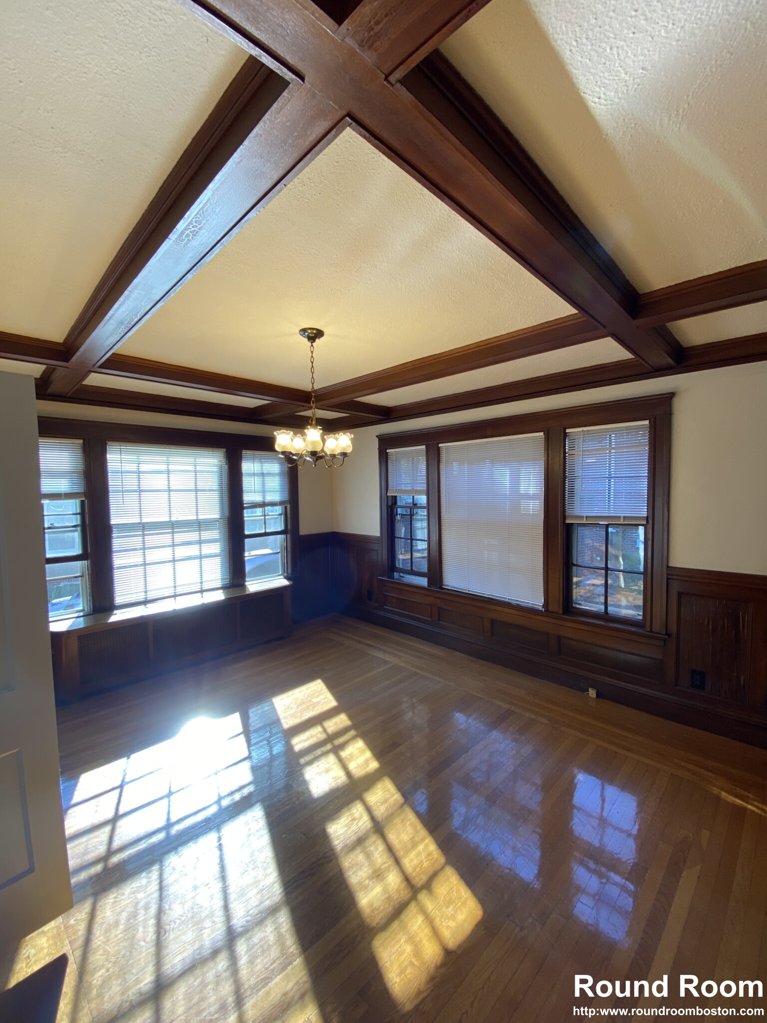 3 bed, 1.5 bath apartment for rent at 214 Commonwealth Ave, Chestnut Hill — photo 3 of 12