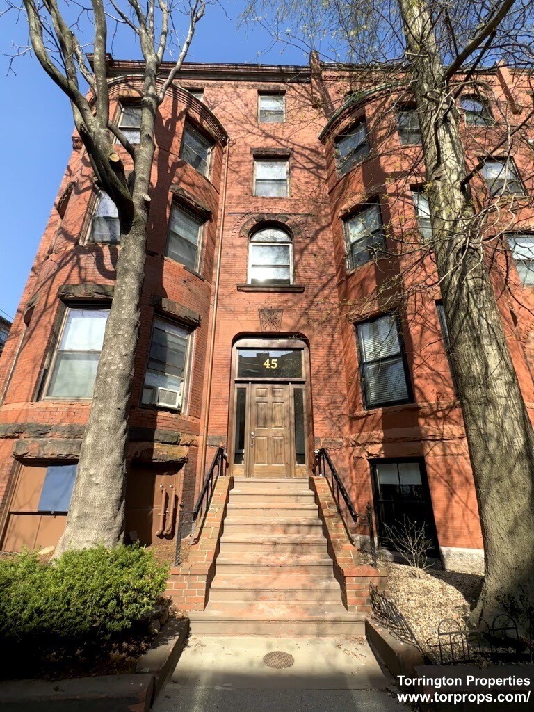 45 Carlton St, Longwood