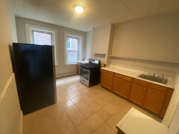 3 bed, 1 bath apartment for rent at 39 Forest Unit 1, Roxbury — photo 4 of 4