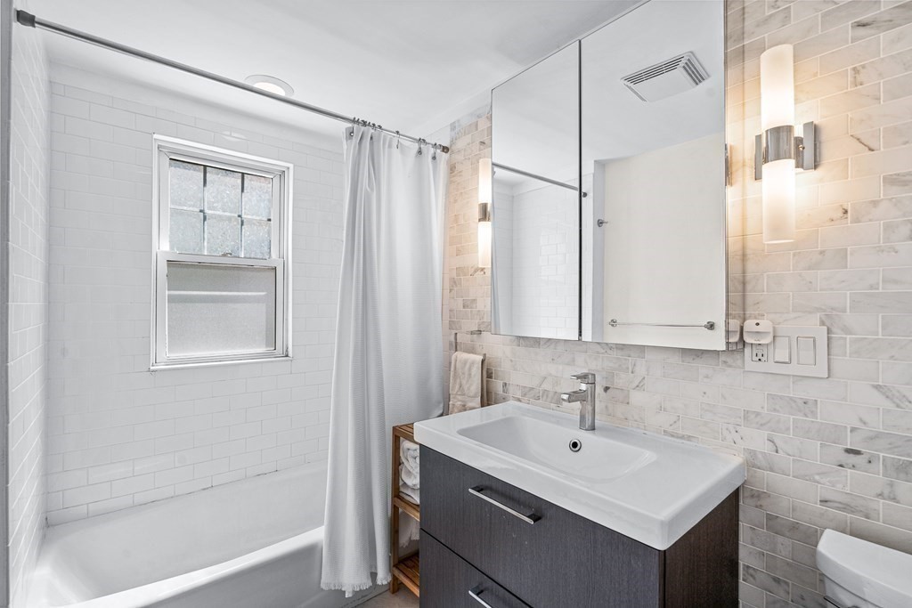 5 York Rd, Belmont Center