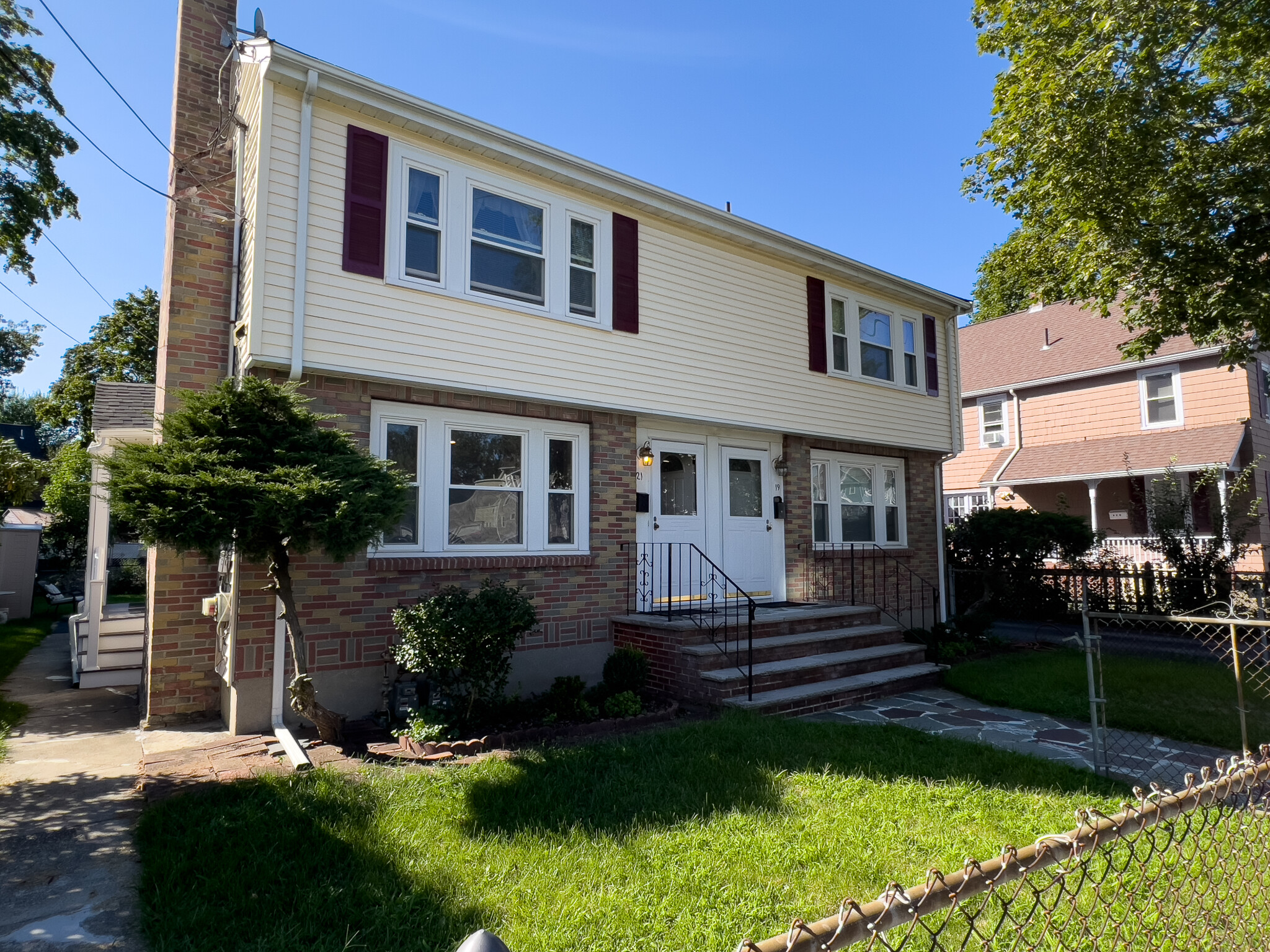 19 21 Bridges Ave, Newtonville