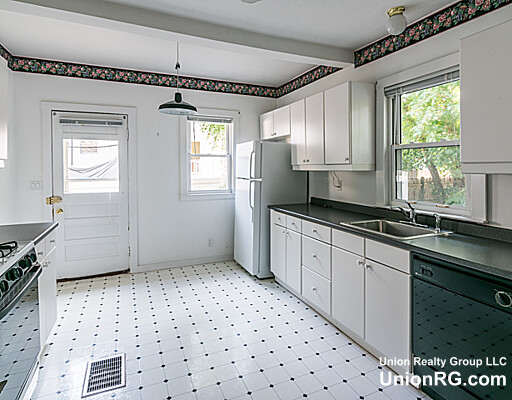 2 bed, 1 bath apartment for rent at 22 Minot Pl Unit 2, Newtonville — photo 3 of 11