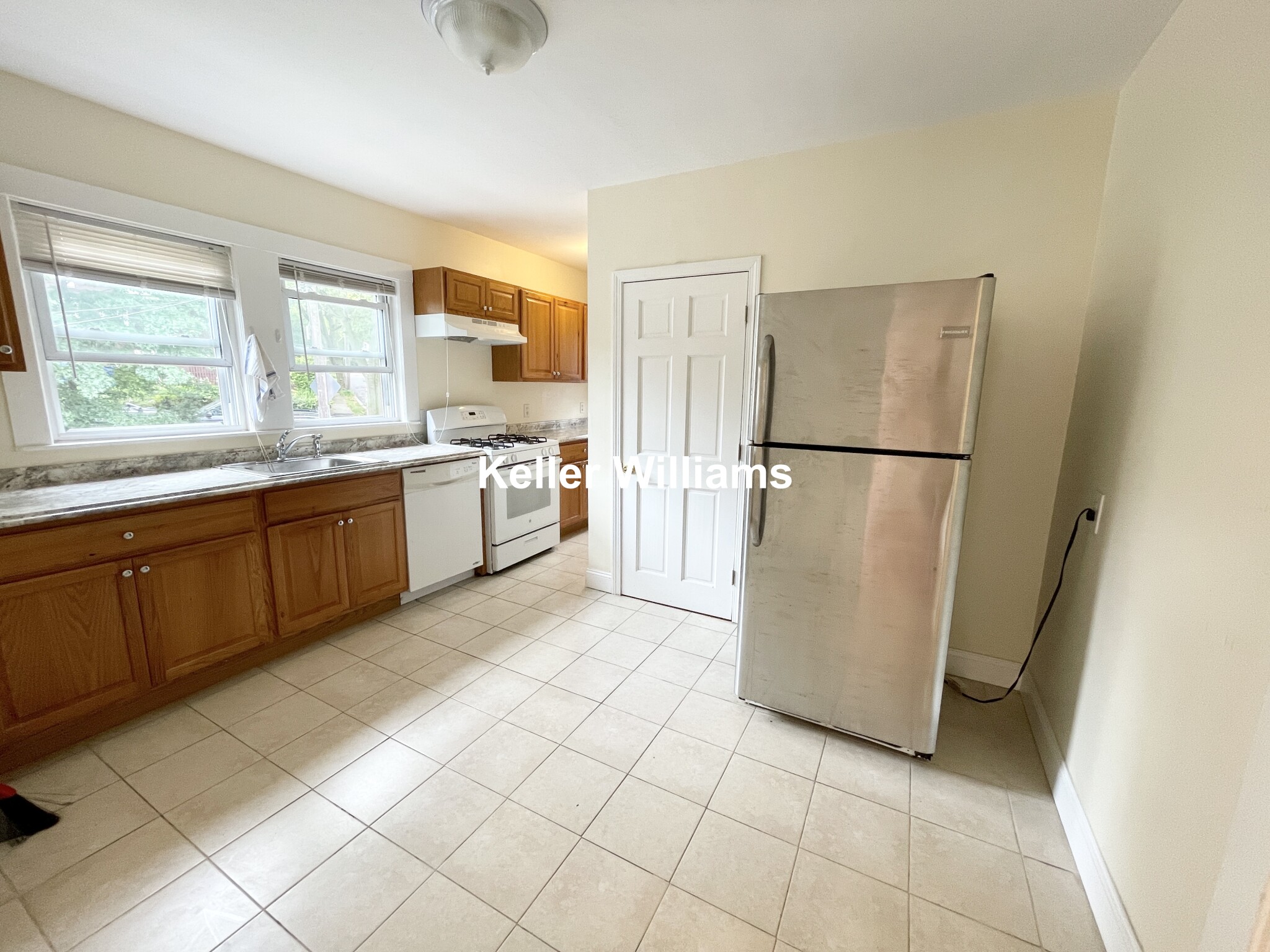 3 bed, 1 bath apartment for rent at 31 High St Unit 2, Brookline Village — photo 2 of 21