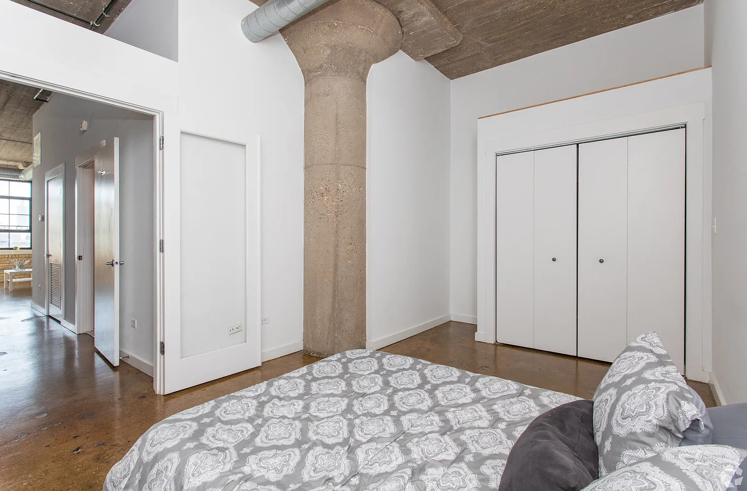 2620-25 West Washington Blvd., Chicago, IL - 2,362 USD/ month