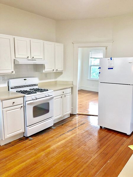 3 bed, 1 bath apartment for rent at 3 Dana Ave Unit 3, Hyde Park — photo 2 of 13