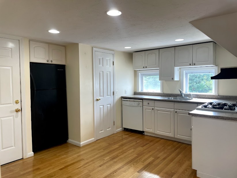 3 bed, 1 bath apartment for rent at 232 Temple St Unit 3, Whitman — photo 2 of 16