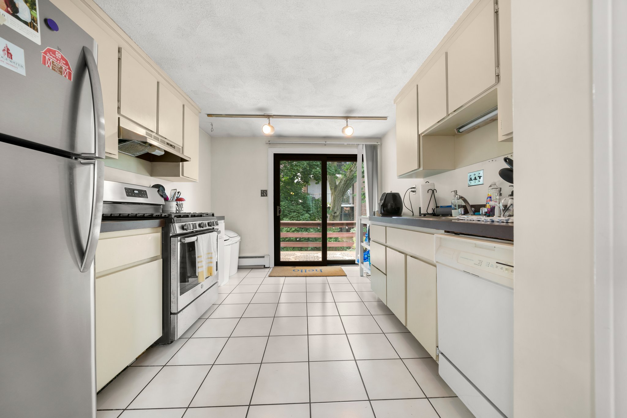 3 bed, 2 bath apartment for rent at 59 South Walnut St Unit C, Quincy — photo 3 of 17